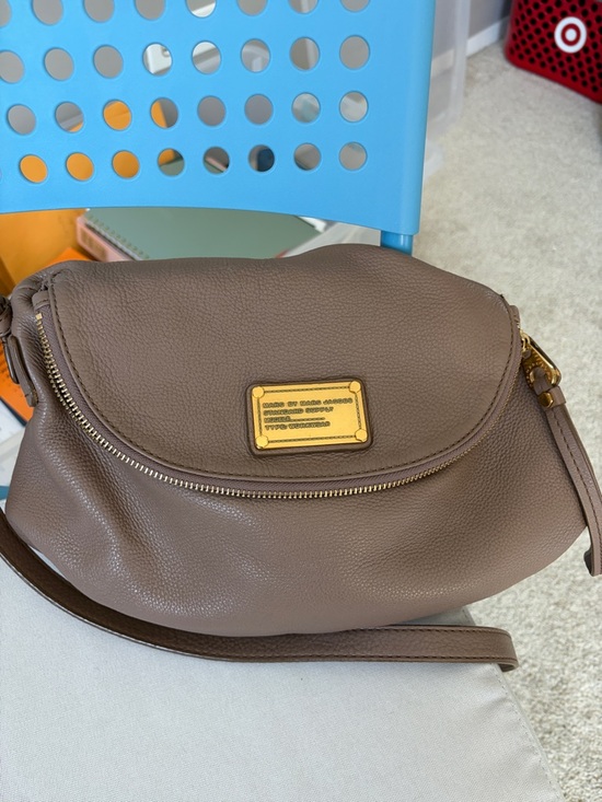 Marc Jacobs Handbags - Marc Jacobs Taupe Pebbled Leather Crossbody with Gold Plaque